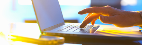 Person working on a laptop | Personne travaillant sur un ordinateur portable