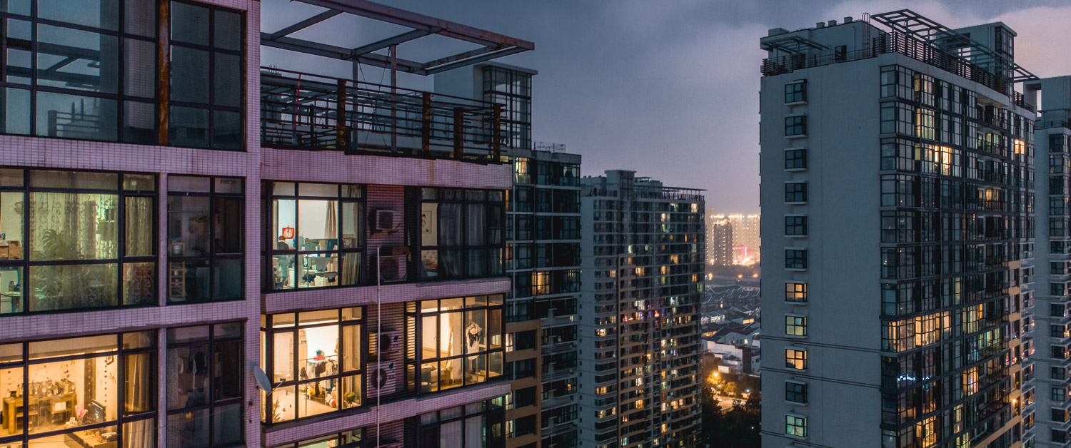 un édifice haut dans une ville