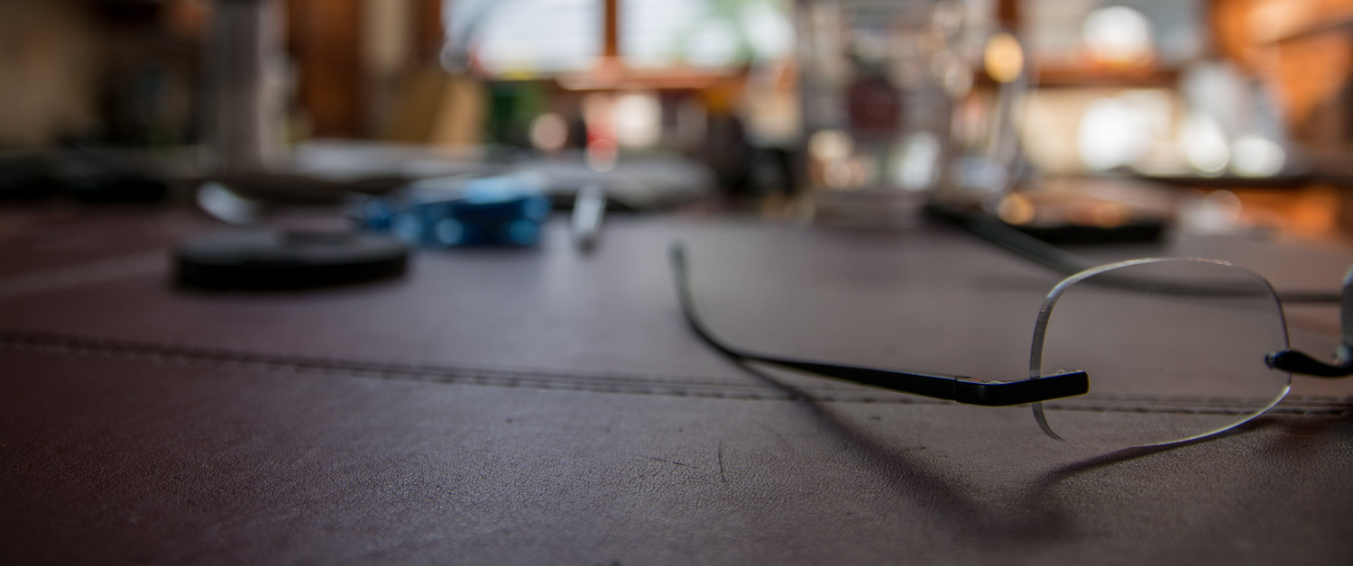 le gros plan d'un ordinateur portable posé sur une table