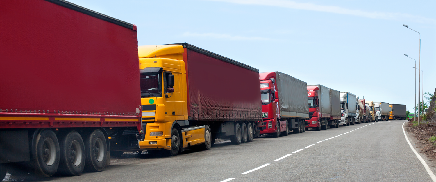 un gros camion rouge circulant dans une rue