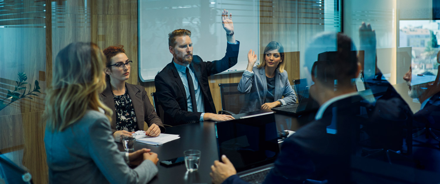 un groupe de personnes assises à une table