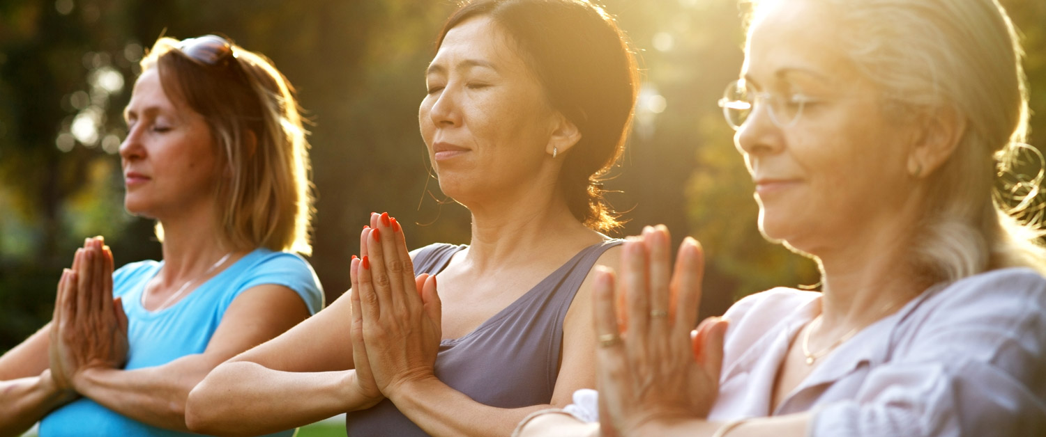  femmes pratiquant la méditation