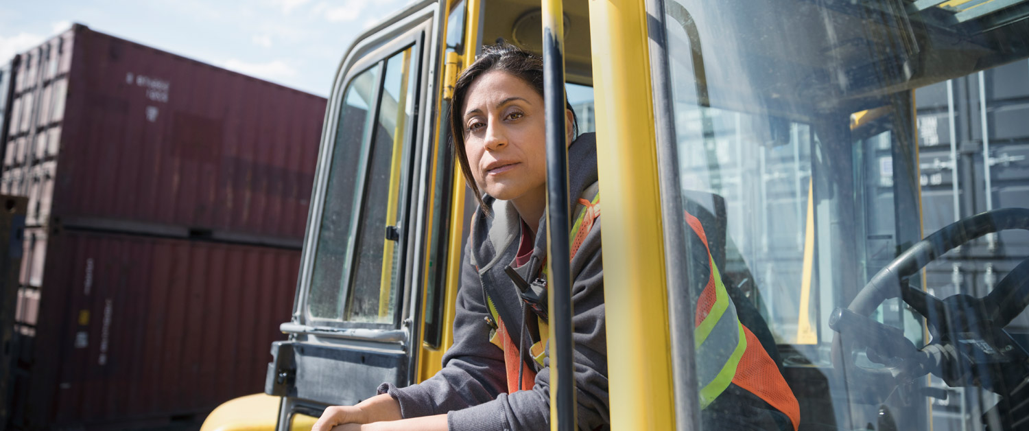 une personne assise dans l'autobus