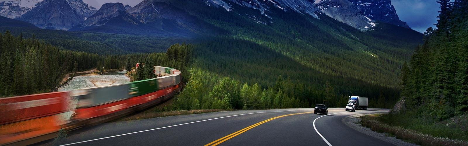 un long train sur une voie ferrée dans une ville