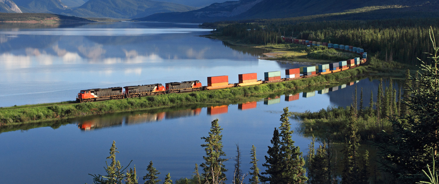 un train qui traverse un pont surplombant un plan d'eau