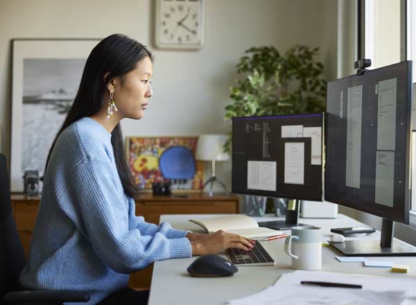 Woman working on legal documents | Femme travaillant sur des documents juridiques