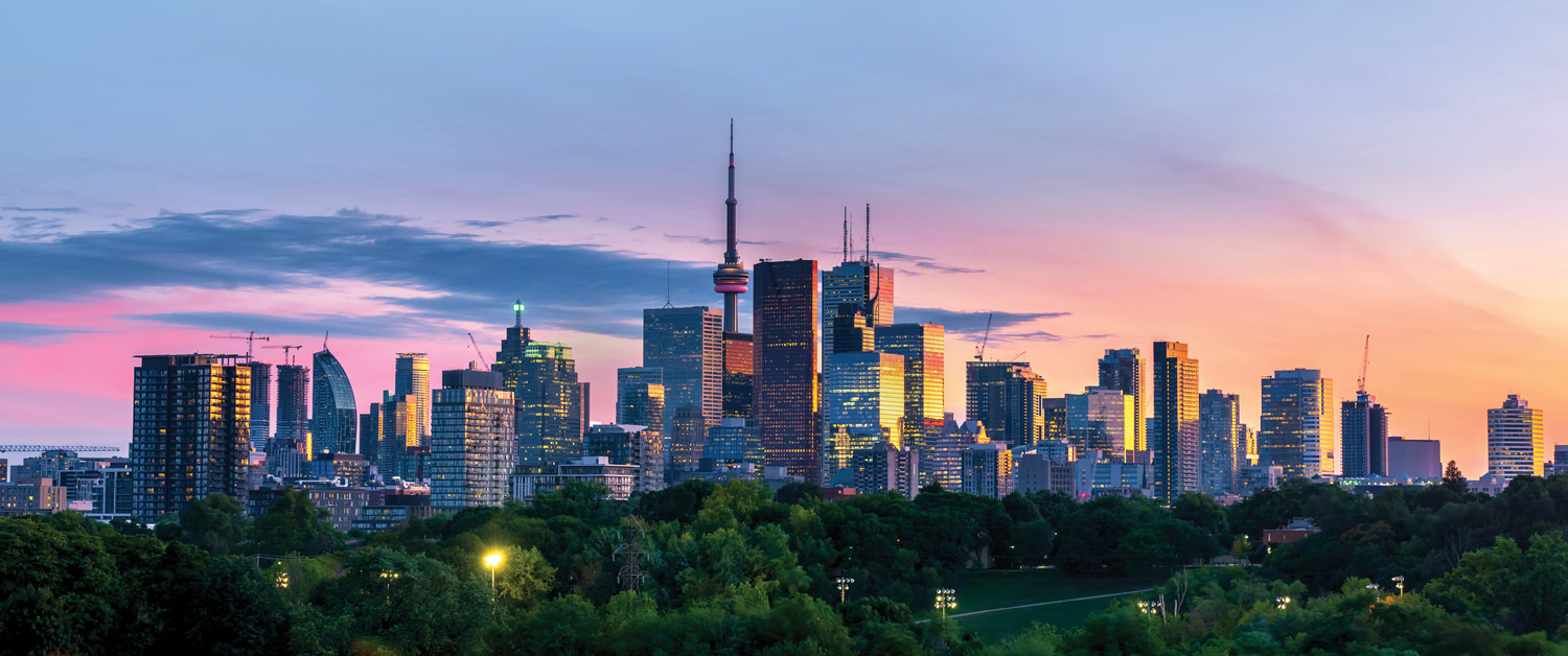 la vue d'une ville au coucher du soleil