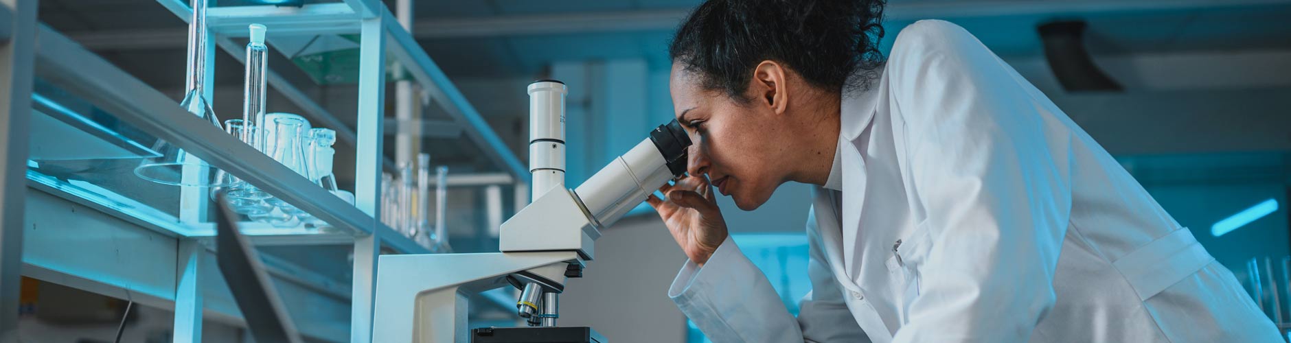  Technicien de laboratoire regardant dans un microscope