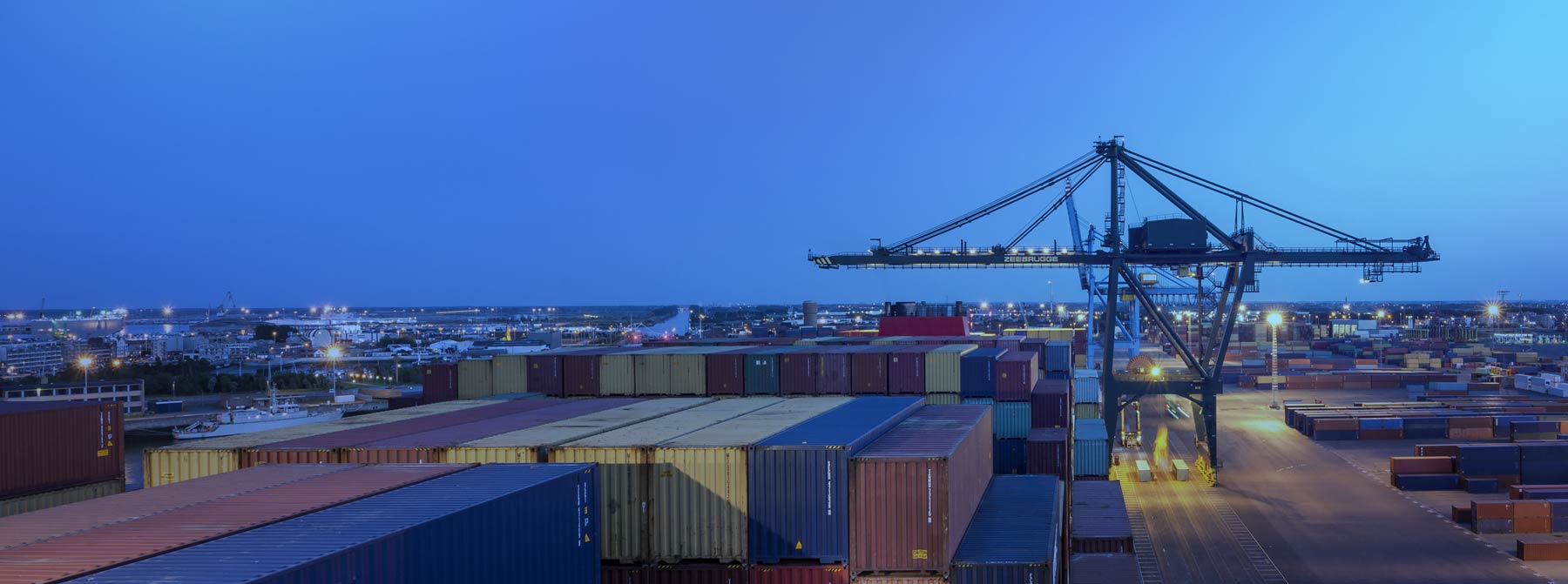  Grand port d'expédition avec conteneurs