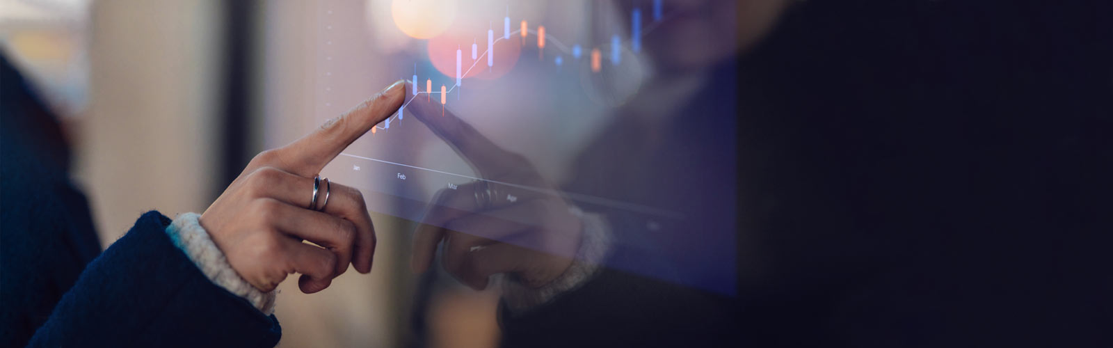  Une main pointant du doigt des graphiques de données