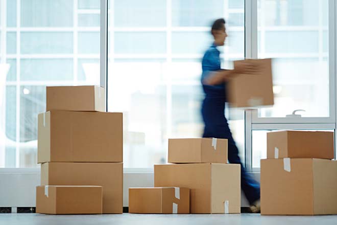 Moving boxes in empty office | Boîtes de déménagement dans un bureau vide