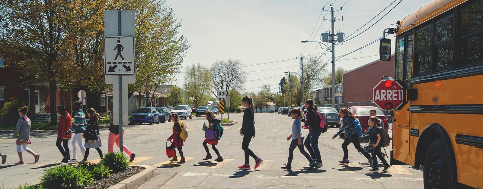 Enfants sortant d'un autobus