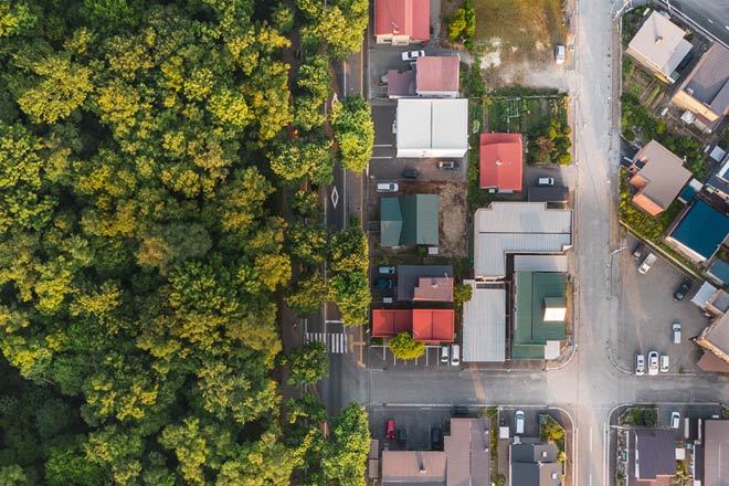 Aerial image of forest next to streets of houses | Image aérienne de la forêt à côté des rues des maisons